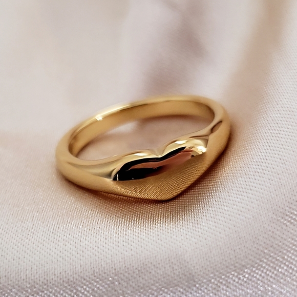 NEW Gold Heart Shape Signet Ring Size 6 - Picture 7 of 8